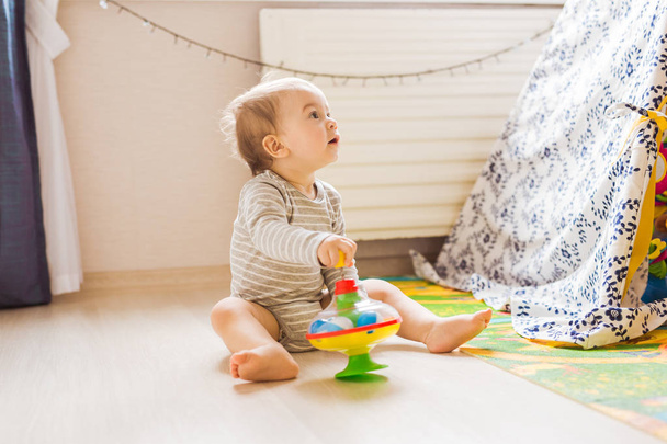 室内のおもちゃで遊ぶかわいい赤ちゃんの少年幼児 - 写真・画像