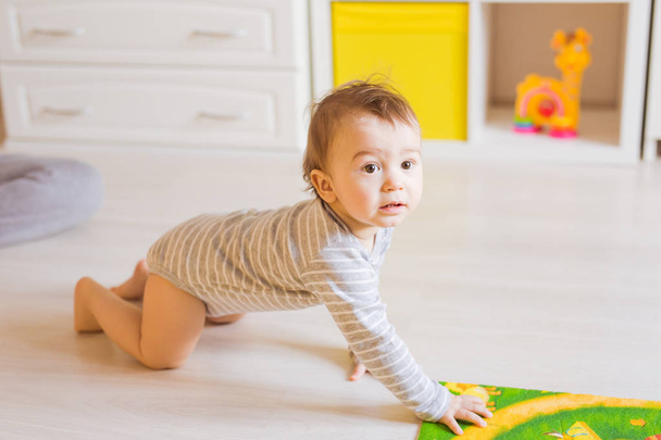 Ανίχνευση αστείο μωρό αγόρι σε εσωτερικούς χώρους στο σπίτι - Φωτογραφία, εικόνα