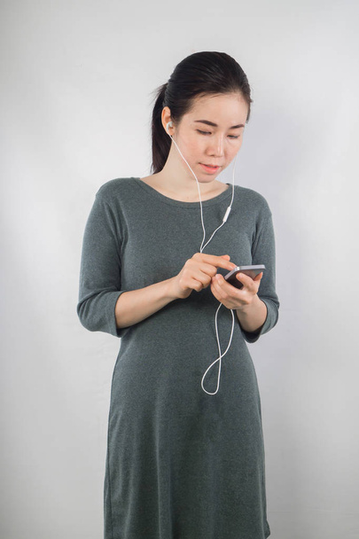 jovem mulher estar grávida de roupas de maternidade ouvir música
  - Foto, Imagem