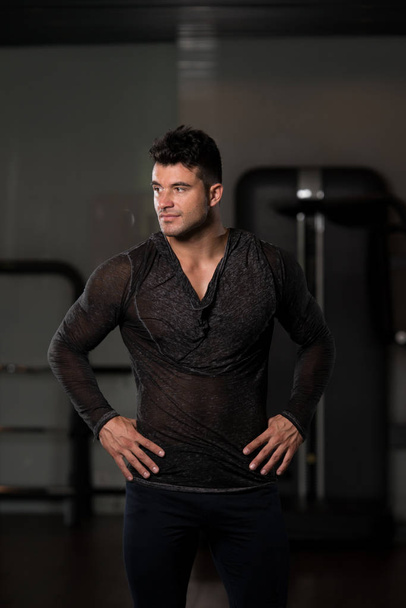 Strong Man in Black T-shirt Background Gym - Valokuva, kuva