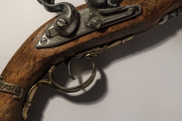 Merirosvo pistooli eristetty valkoisella pohjalla
 - Valokuva, kuva