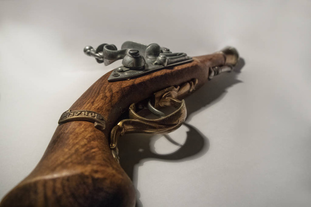 Piraat pistool geïsoleerd op witte achtergrond - Foto, afbeelding