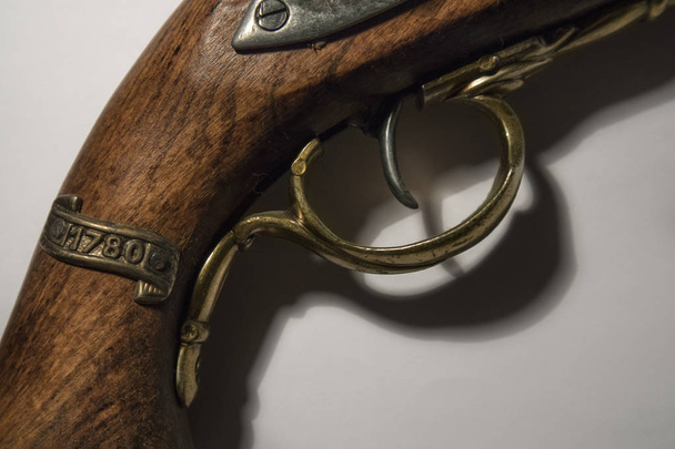 Merirosvo pistooli eristetty valkoisella pohjalla
 - Valokuva, kuva