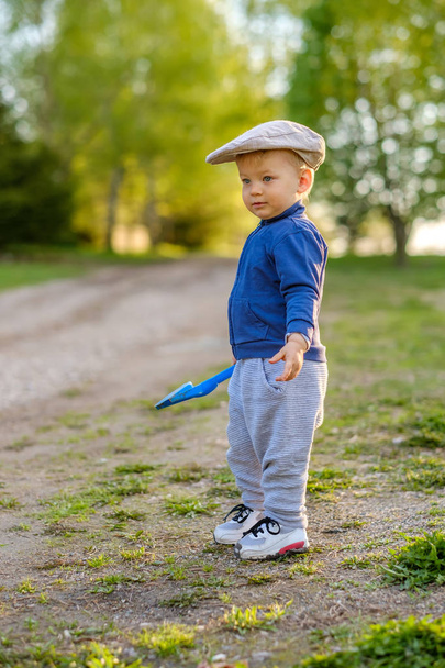 bambino ragazzo indossa cappello piatto
 - Foto, immagini