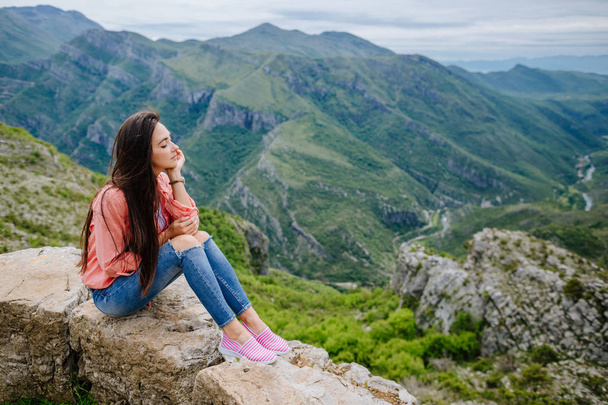 γυναίκα να χαλαρώσετε και να ονειρευτείτε στα βουνά - Φωτογραφία, εικόνα