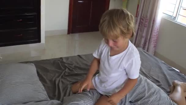  little Son wakes up mom at home - Video, Çekim