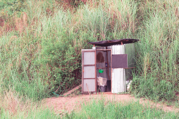servizi igienici nella foresta - Foto, immagini