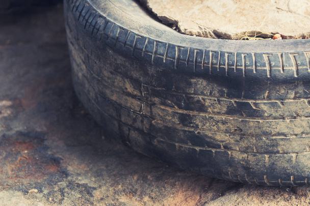 Vanha rengas likainen käytetty rengas
 - Valokuva, kuva