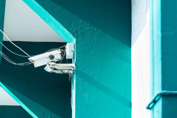 Modern biztonsági kamera a fedett beton falon - Fotó, kép