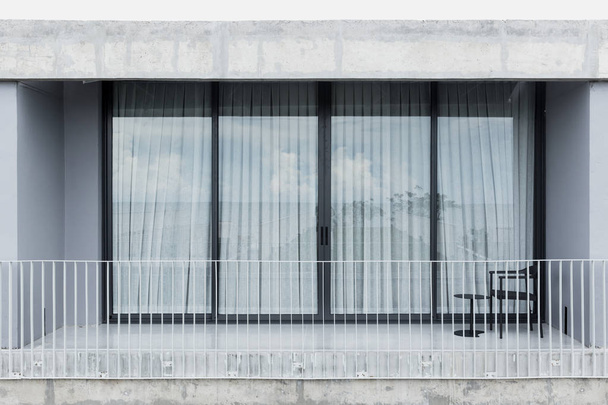 Ζώντας χώρο γυαλί παράθυρο πόρτα εξωτερική θέα από το μπαλκόνι να χαλαρώσετε χώρο - Φωτογραφία, εικόνα