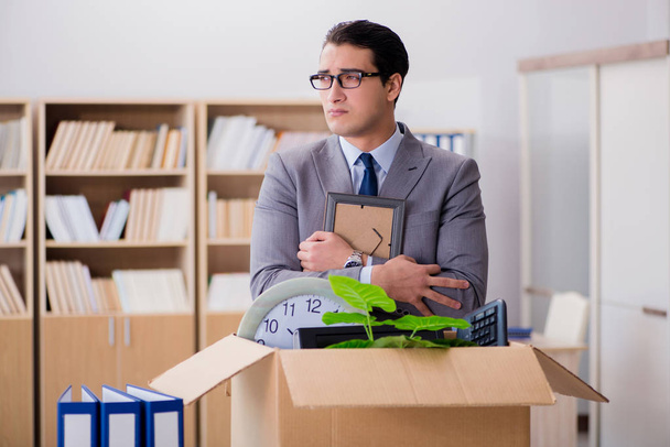 Homme déménageant bureau avec boîte et ses effets personnels - Photo, image