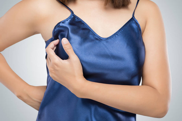 Rakovina prsu, kterou Samočinná kontrola, Žena držící její prsa - Fotografie, Obrázek