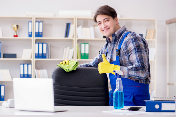 Mężczyzna sprzątaczka pracuje w biurze - Zdjęcie, obraz