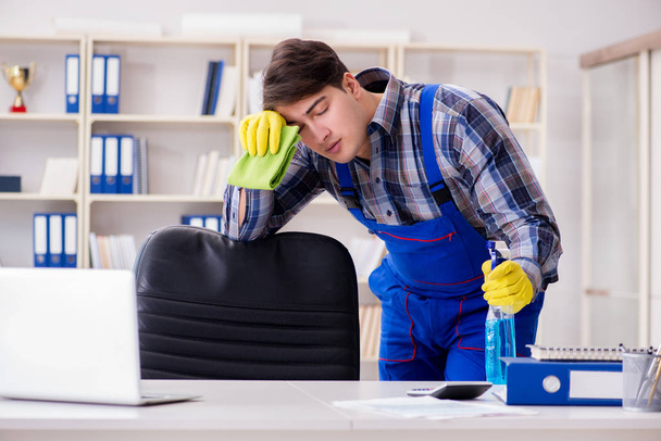 Samec uklízeč pracující v kanceláři - Fotografie, Obrázek