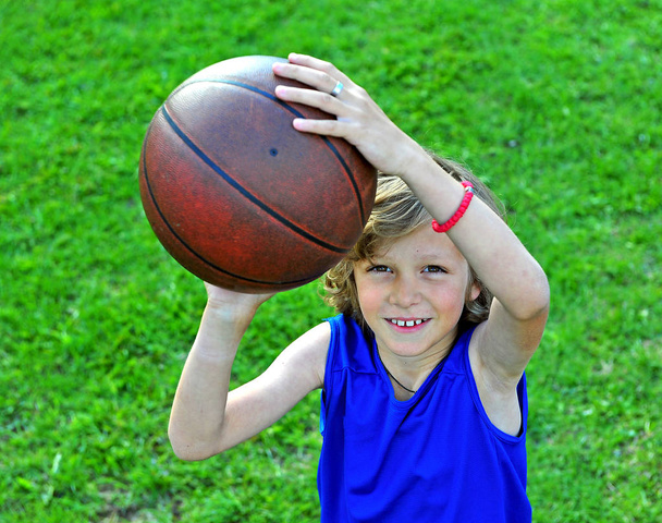 Smiling basketball player ready to make a shot - Φωτογραφία, εικόνα