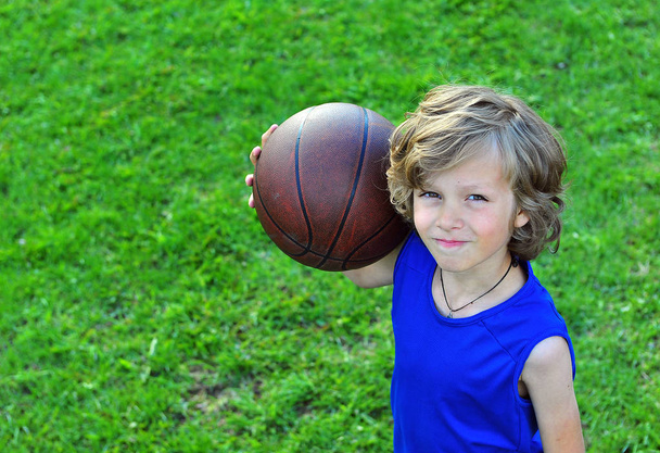 Cheerful young player with a basketball - Foto, Imagen