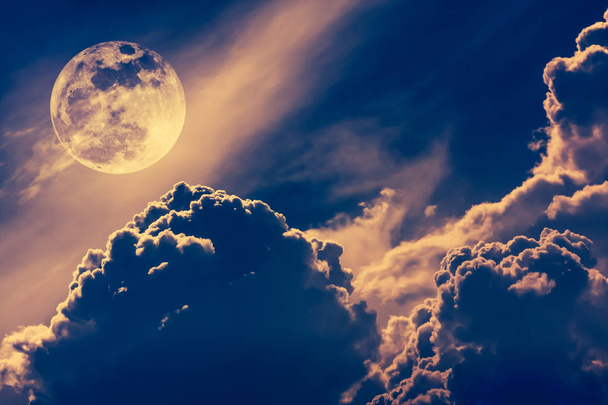 夜空の雲と光沢のある明るい満月.   - 写真・画像