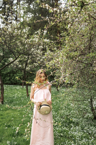 Girl in hat and dress in garden - Zdjęcie, obraz