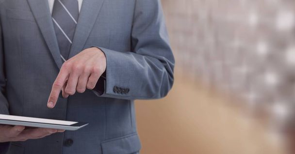 Businessman holding tablet - Foto, Bild