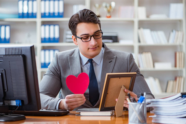 Uomo d'affari che si sente amore e amato in ufficio - Foto, immagini