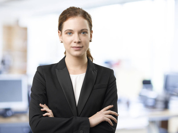 businesswoman standing with arms crossed - Foto, Imagen