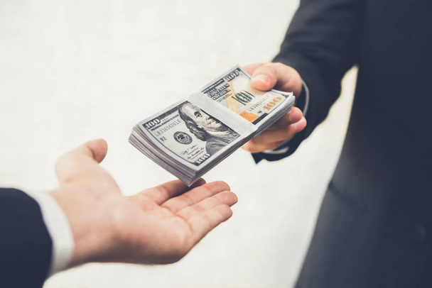 Empresário dando ou pagando dinheiro a um homem
 - Foto, Imagem