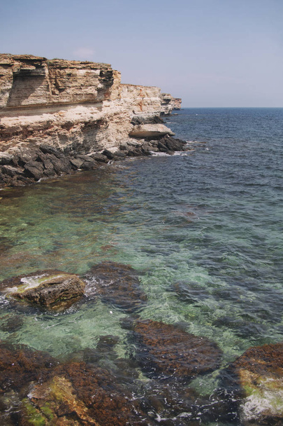 Crimea landschap. Rotsachtige kust van Kaap Tarhankut.  - Foto, afbeelding