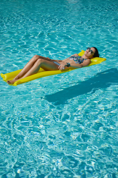 A woman in the pool - Foto, Imagen