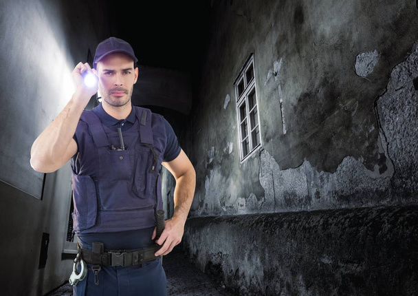 Wachmann in einer Gasse in der Nacht mit Taschenlampe - Foto, Bild