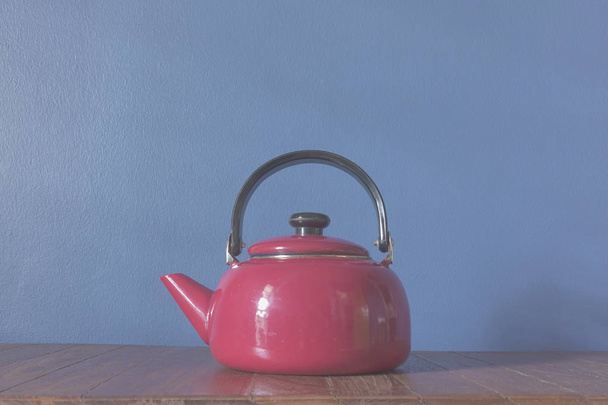 Retro zinc teapots on a wooden background - Foto, afbeelding