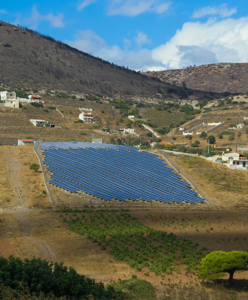 Campo de paneles solares - Foto, Imagen
