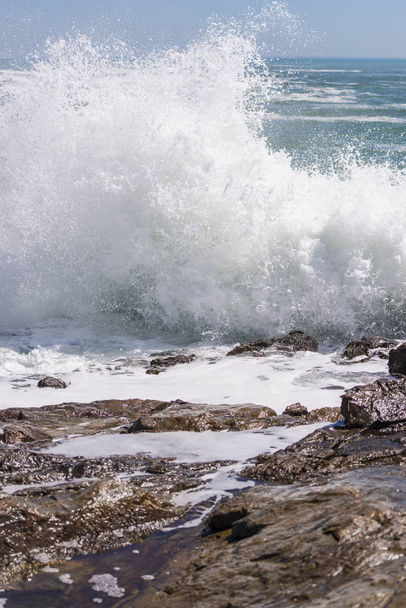 vagues s'écrasant sur les rochers côtiers
 - Photo, image