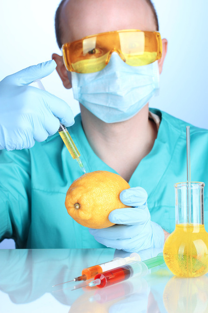 Scientist injecting GMO into the lemon - Foto, Bild