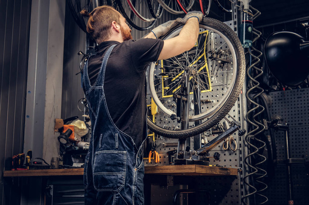 メカニック修理自転車の車輪 - 写真・画像