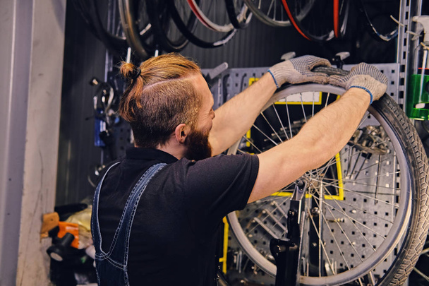 Mechanic repairing bicycle wheel - Foto, immagini