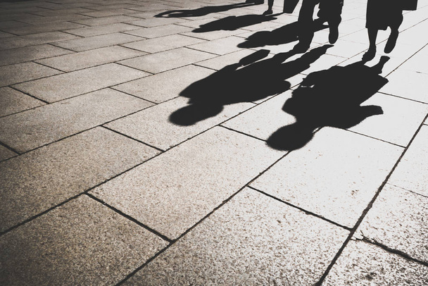 ombra di ufficiale in giorno luce sul modello granito strada della città
 - Foto, immagini