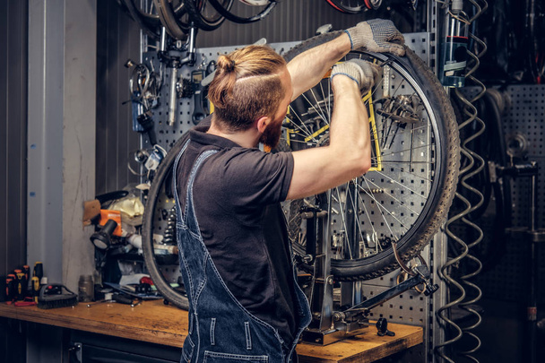 Reparação mecânica roda de bicicleta
 - Foto, Imagem