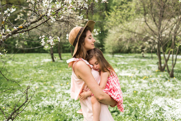 Mum with small daughter in her arms - Foto, Imagen