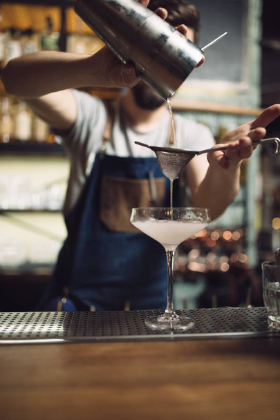 Young male bartender preparing an alcohol cocktail - Fotoğraf, Görsel
