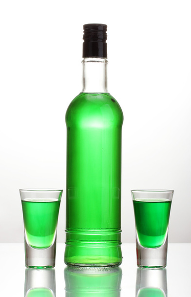 Flasche und zwei Gläser Absinth isoliert auf weiß - Foto, Bild