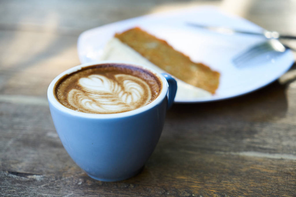 Latte káva a dort - Fotografie, Obrázek
