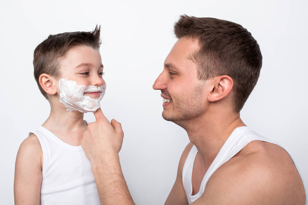 Father teaching son to shave - Φωτογραφία, εικόνα
