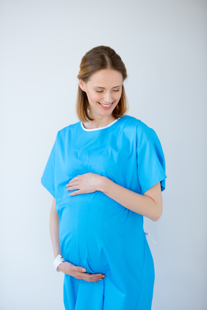 Mujer embarazada tocando su vientre - Foto, imagen