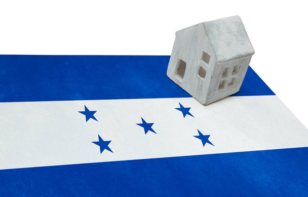 kleines Haus auf einer Fahne - honduras - Foto, Bild