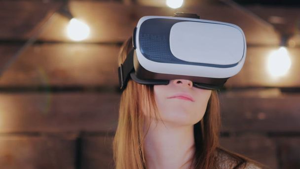 Молодая женщина в очках виртуальной реальности - Фото, изображение