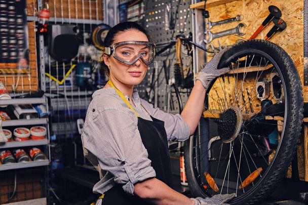 Naispuolisen polkupyörämekaanikon muotokuva
 - Valokuva, kuva