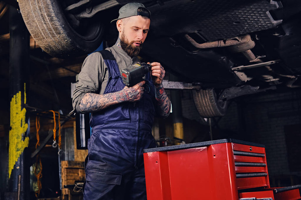 Bearded tattooed mechanic - Photo, Image