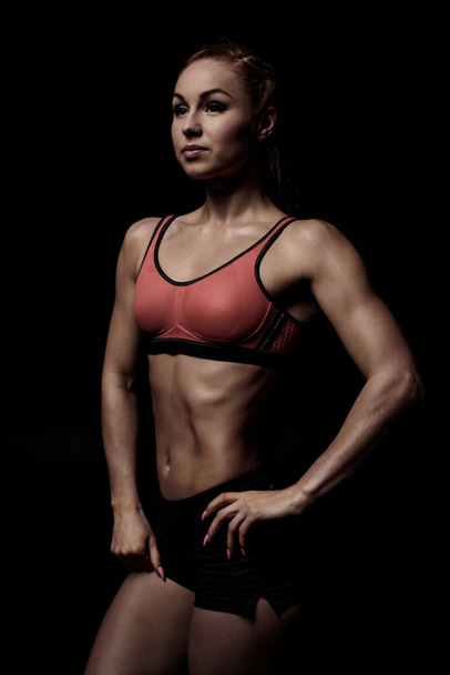 спортсменка позує в спортивному одязі
 - Фото, зображення