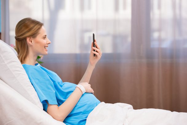 kobieta w ciąży z smartphone - Zdjęcie, obraz