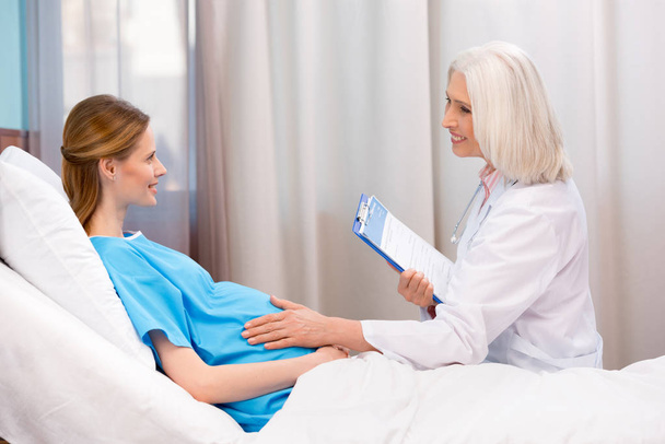 médico y mujer embarazada 4
 - Foto, imagen